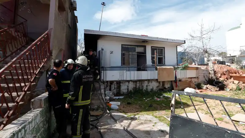 Antalya'da Gecekondu Yangını: Alevler Kısa Sürede Genişledi, Korku Dolu Anlar Yaşandı