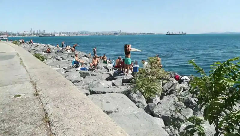 İstanbul'un Plajları Yeniden Canlandı: Havanın Isınmasıyla Sahil Keyfi Başladı