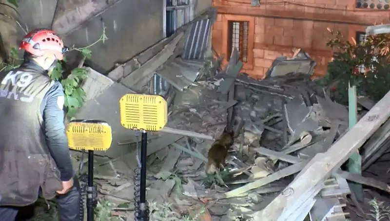 İstanbul'da Deprem Sonrası Çöken Bina, Şehirde Korku Dolu Anlar Yaşattı