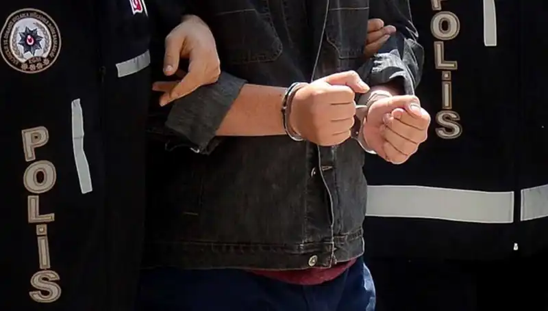 İzmir'de Narkotik Operasyonu: 73 Torbacı Eş Zamanlı Olarak Yakalandı