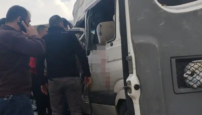 Van'da Feci Kaza: Minibüsle Kamyonet Çarpıştı, 6 Ölü, 8 Yaralı