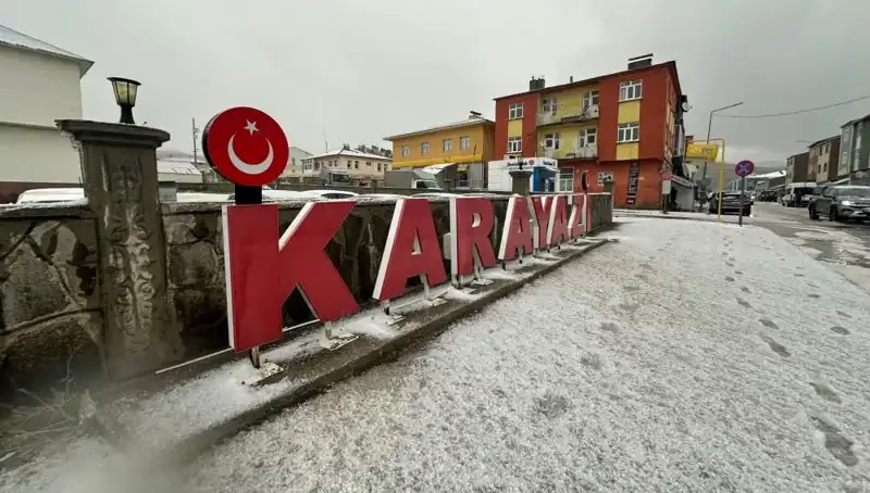 Temmuzda Yolları Beyaza Bürüyen Kar, Sürücüler Şaşkına Döndü!