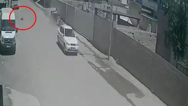 Otomobil Çocuğa Çarptı, Sürücü Olay Yerinden Kaçtı!