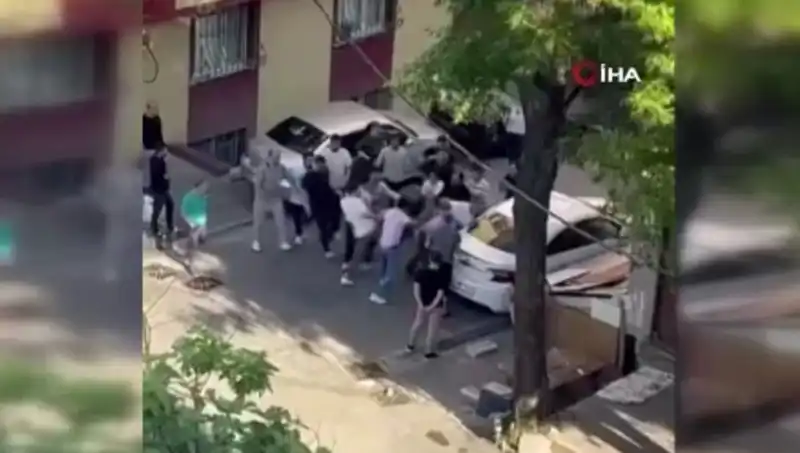 Zorla Kapıları Açamayan Madde Bağımlısına Sokak Ceza Verdi