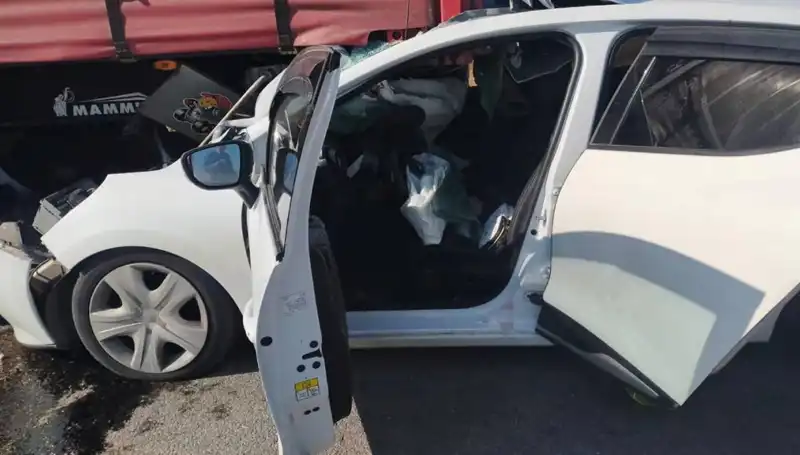 Sivas'ta Otomobil TIR'a Çarptı: Kazanın Detayları ve Son Gelişmeler