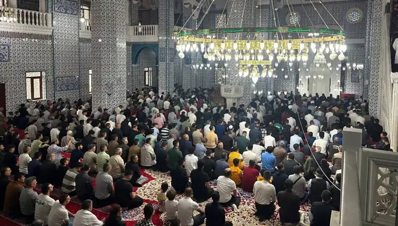 Iğdır'da İlk Bayram Namazı Coşkuyla Kılındı: İslam Alemi Bir Araya Geldi
