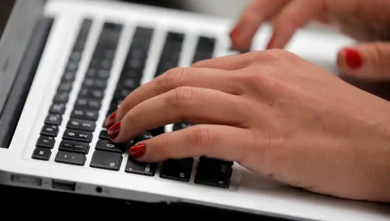 Laptop Mikrofonları Kapalıyken Dinleyebilir: Gizliliğiniz Tehlikede!