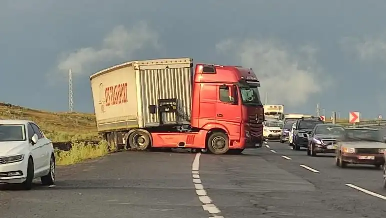 TIR Kaydı ve Yol Kapanması: Uzun Araç Kuyruklarıyla İlgili Son Gelişmeler