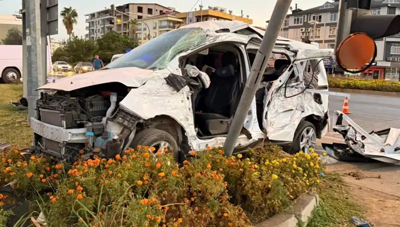 Antalya'da Midibüsle Hafif Ticari Araç Çarpıştı: 6 Kişi Yaralandı
