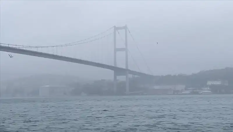 İstanbul Boğazı’nda Yoğun Siste Gemi Trafiği Durma Noktasına Geldi