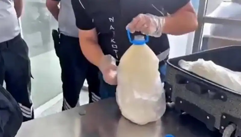 Havalimanında Şaşırtan Buluntu: 12 Kilo 800 Gram Süt Şişesinde Ele Geçirildi!