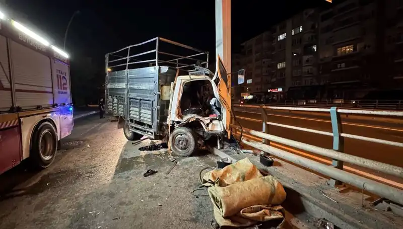 Kamyonet Yön Tabelasına Çarptı: Sürücü Hastanede Tedavi Altına Alındı