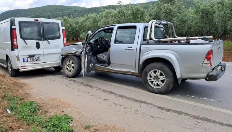Bursa'da Kamyonet ve Minibüs Çarpıştı: Yaralıların Durumu Ne?