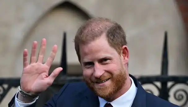 Prens Harry, Kraliyet Ailesi ile Barış İçin Zeytin Dalı Uzattı