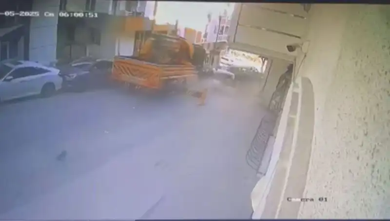 Kontrolden Çıkan Vinç, Feci Kazada 23 Araca Çarparak Durduruldu!