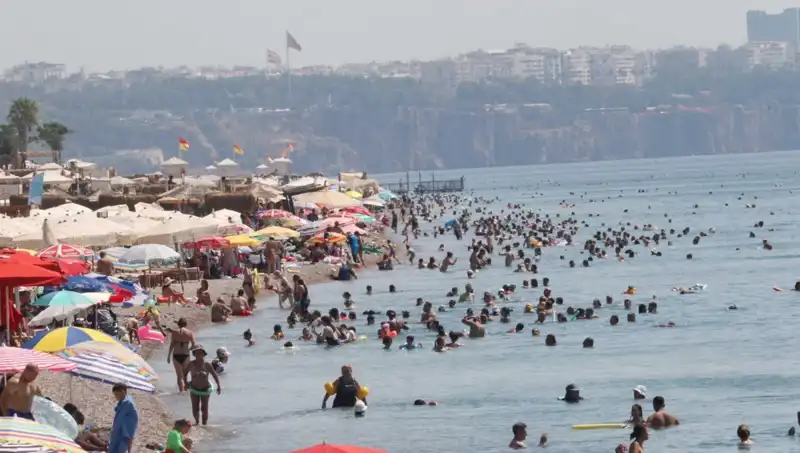 Antalya'da Denizin Sıcaklığı Rekor Kırıyor: Tatilciler Şaşkın!