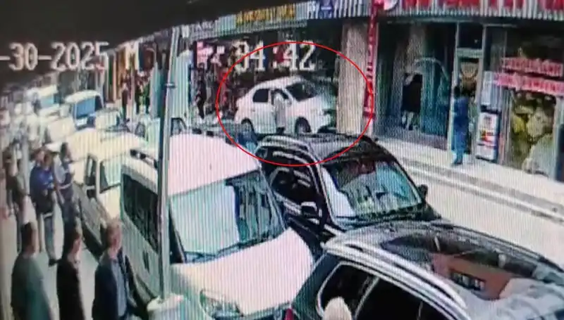 Alkollü Sürücü Mağaza Camını Kırdı, İki Çocuk Son Anda Kurtarıldı!