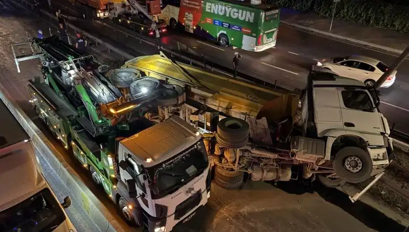 Moloz Yüklü Hafriyat Kamyonu Devrildi: Heyecan Verici Anlar Yaşandı