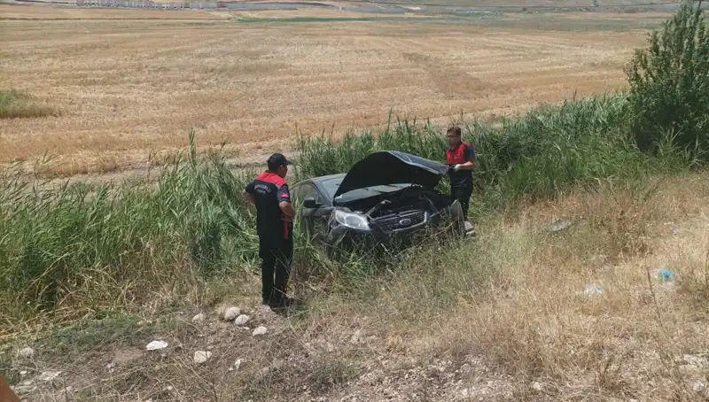 Otomobil Şarampole Uçtu: Kaza Anında İki Kişi Yaralandı