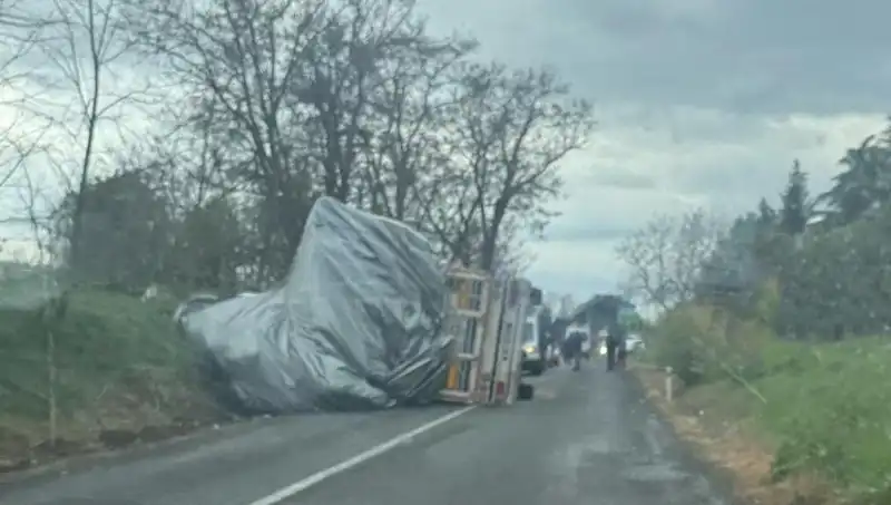 Tekirdağ'da Saman Yüklü TIR Devrildi, Ağır Yaralılar Var!