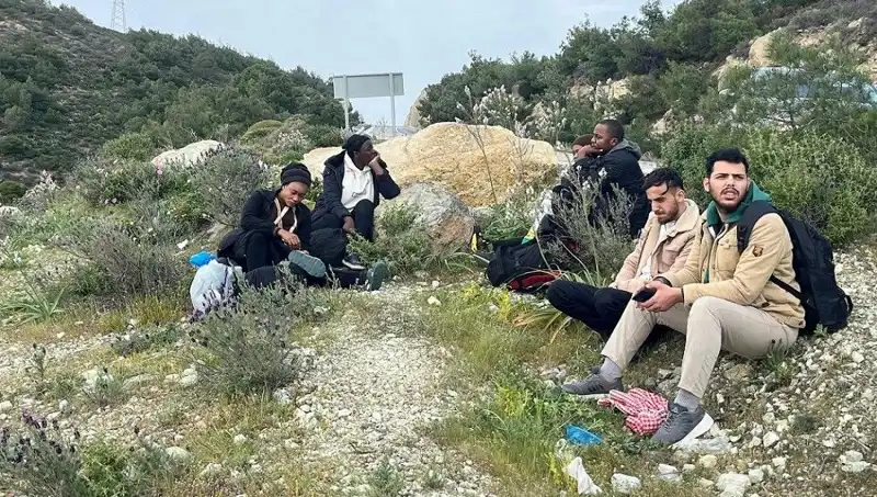 Türkiye'de Düzensiz Göçmen Operasyonu: İki İlde 20 Göçmen Yakalandı
