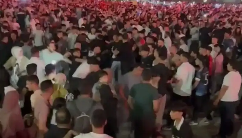 ** Konserde Bıçaklı Kavga: Üç Kişi Yaralandı, Polisi Sokağa Döktü!**
