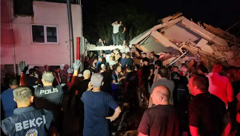 Balıkesir Sındırgı'da Şiddetli Deprem: Can Kaybı ve Yaralılarla Gündemde