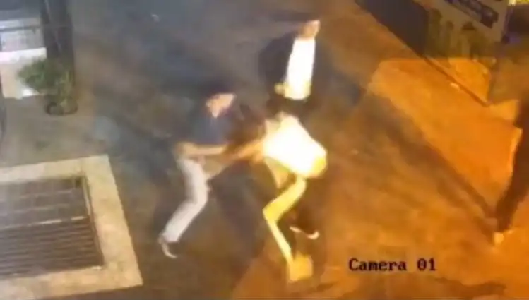İstanbul’un Kalbinde Sokak Ortasında Yaşanan Tekmeli Yumruklu Kavga Şaşkınlık Yarattı