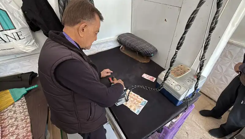 47 Yıllık Terzi Ahmet'ten Dikkat Çekici Bir Uygulama: Paraları Ütülüyor