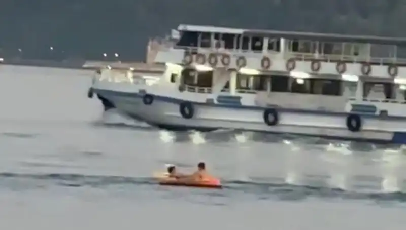 Sarıyer Sahilinde Çocukların Maceraları: Denizde Botla Açılan İki Cesur Yürek