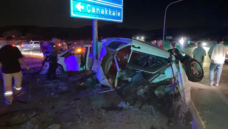 Çanakkale'de Trafik Kazası: İki Otomobil Çarpıştı, Yaralılar Hastaneye Kaldırıldı