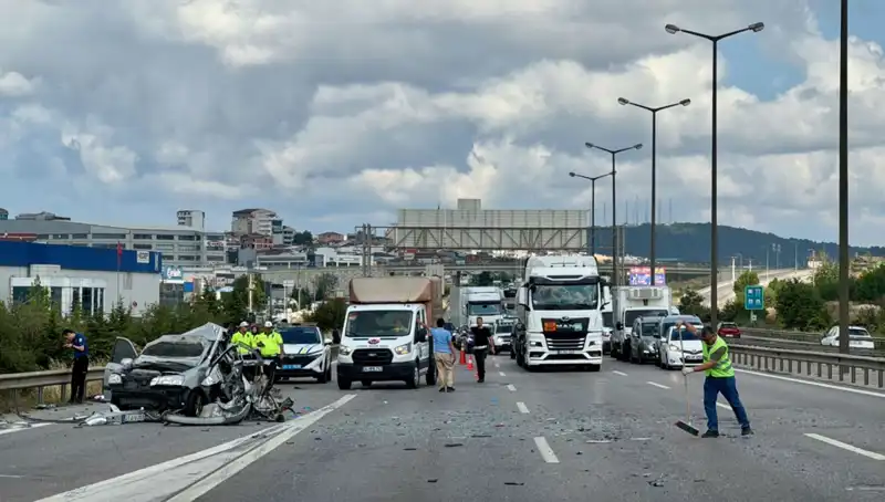 Otoyolda Duraklama Monitörleri: Üç Kişi Araçta Sıkıştı, Yoğun Trafik Oluştu