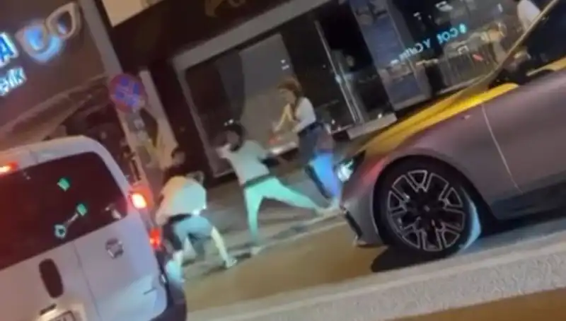 Cadde Boks Ringi Oldu: Sokaklar Adeta Yumrukların Havada Uçuştuğu Bir Arenaya Dönüştü