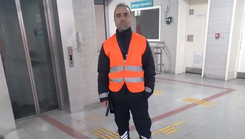 Trende Sigara İçen Yolcu, Uyarıldığında Dehşet Verici Bir Suça İmza Attı