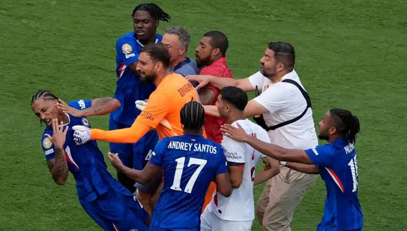Dev Finalde Şok Gelişme: Teknik Direktörden Futbolcuya Yumruk Atıldı