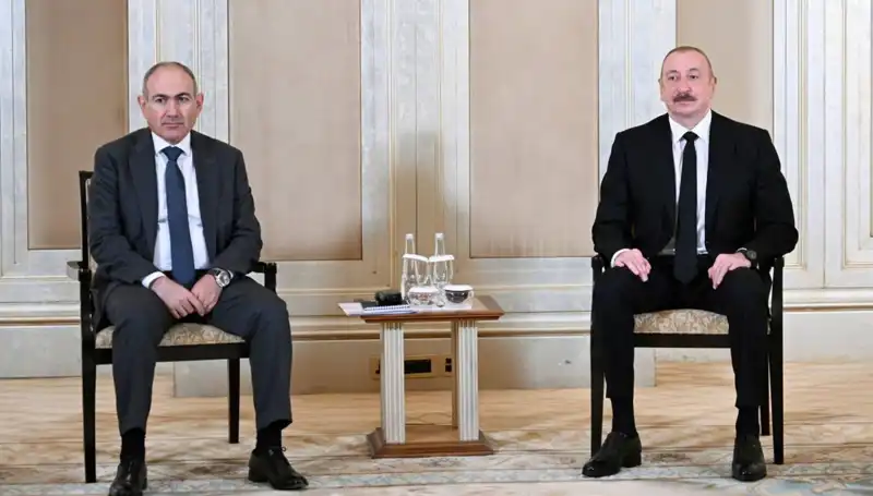 Aliyev ve Paşinyan, Abu Dabi'de Barış İnovasyonu İçin Bir Araya Geldi