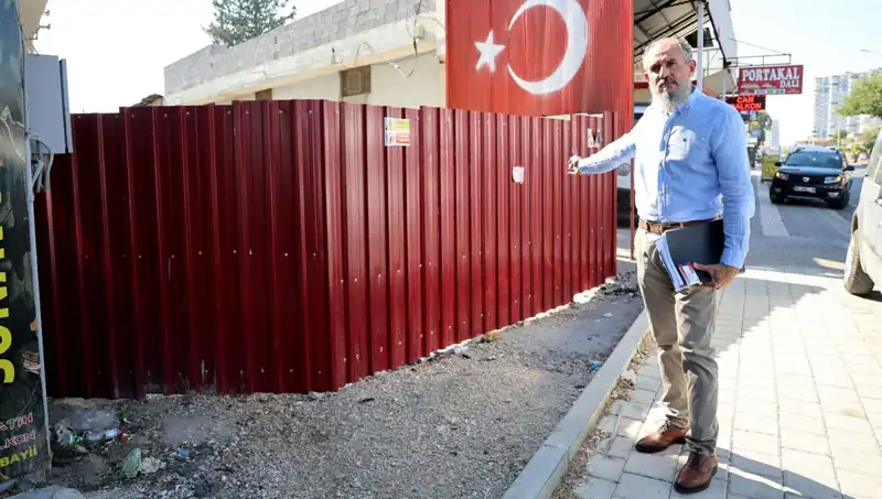 Tapulu Arazim Dedi, Sokağın Girişini Kapatıp Olay Çıkardı