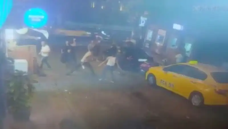 Beyoğlu'nda Sokak Kavgası: Laf Atma Tartışması Kanlı Bitti