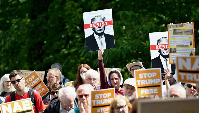 Trump, İskoçya'da Golf Oynarken Protestocularla Yüz Yüze Geldi