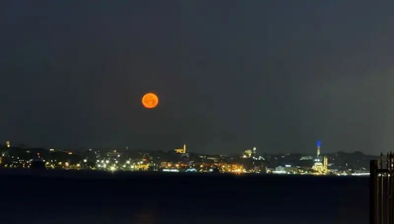 İstanbul'u Sarıp Sarmalayan Çilek Dolunayı Göz Kamaştırıyor