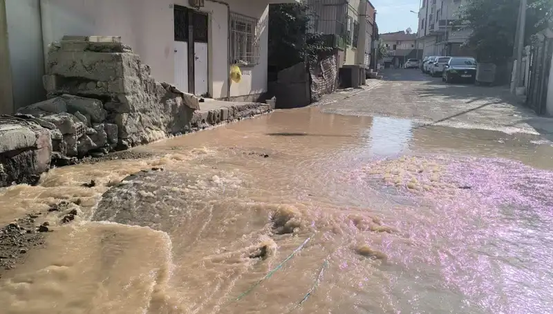 İçme Suyu Hattı Patladı, Çarşı Biranda Sular Altında Kaldı!