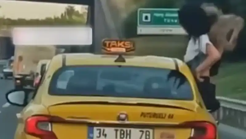 TEM Otoyolu’nda Taksinin Camından Sarkan İki Genç Şaşkınlık Yarattı