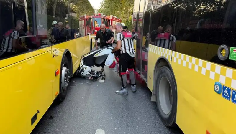 Motosiklet, İETT Otobüslerinin Arasında Ne Oluyor? Olayın Detayları!