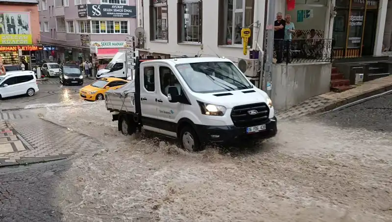 10 Dakikalık Sağanak Yağış, Şehirde Su Baskınlarına Yol Açtı