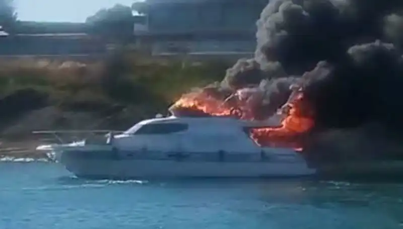 Çeşme Marinada Motoryat Kayıtlara Geçen Yangınla Kül Oldu