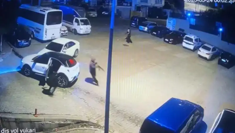 Kağıthane'de Kalaşnikoflu Dehşet Anları! Maskeli Saldırganlar Kurşun Yağdırdı