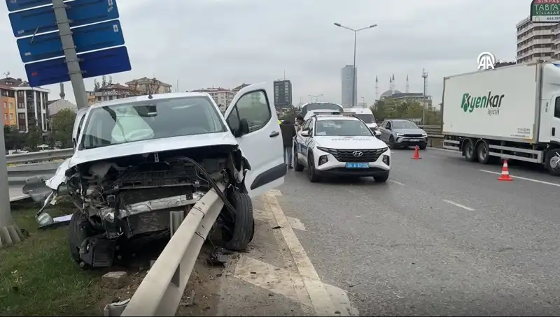 İstanbul Otoyolunda Feci Kaza: Araç Bariyere Saplandı!