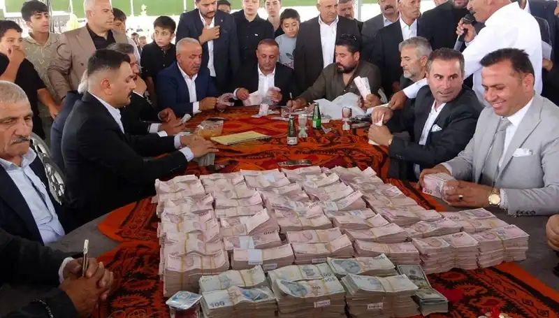 Aşiret Düğününde Altın ve Servet: Takı Töreni Hayran Bıraktı!