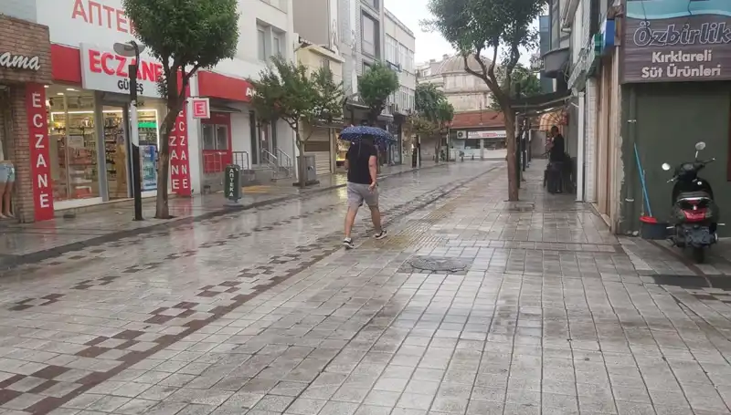 Kırklareli'nde Şiddetli Sağanak Yağış Hayatı Olumsuz Etkiledi