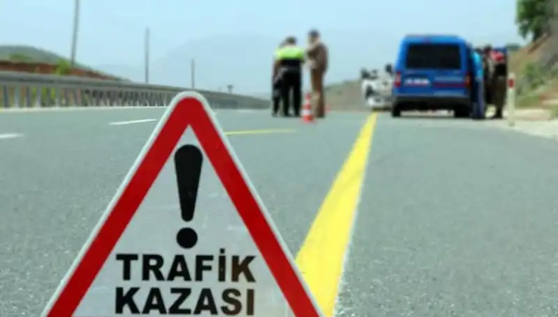 Şehir Merkezinde Feci Kaza: Otomobil ve Kamyon Çarpıştı!